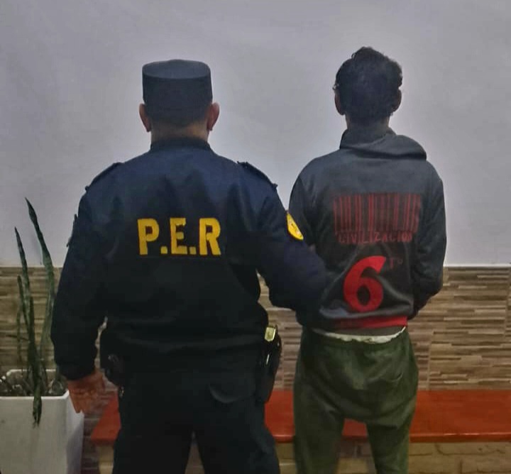 Intentaba esconder objetos en un zanjón y fue sorprendido por la Policía